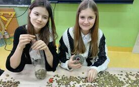 Magdalena i Julia liczą zebrane pieniądze