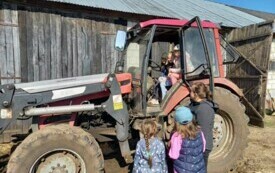 Dziewczynki zwiedzają traktor