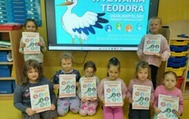 Dziewczynki z kartami zadań WYZWANIA TEODORA