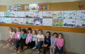 Dziewczynki na tle prac plastycznych WIEJSKA ZAGRODA