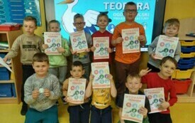Chłopcy z kartami zadań WYZWANIA TEODORA