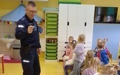 Przedszkolaki oglądają wyposażenie funkcjonariusza policji