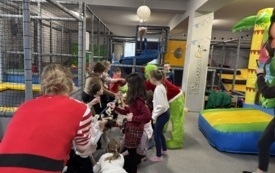 Galeria aktualności Spotkanie z Mikołajem, Grinchem i elfami w Kadzidle 1
