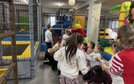 Galeria aktualności Spotkanie z Mikołajem, Grinchem i elfami w Kadzidle 6