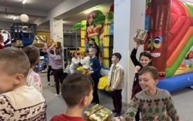 Galeria aktualności Spotkanie z Mikołajem, Grinchem i elfami w Kadzidle 7