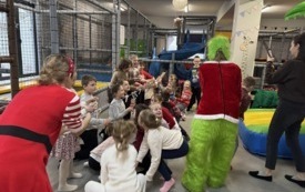 Galeria aktualności Spotkanie z Mikołajem, Grinchem i elfami w Kadzidle 8