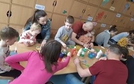 Przedszkolaki wraz z rodzicami wykonują Wielkanocne pisanki.