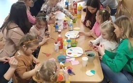 Grupa Delfink&oacute;w w trakcie wykonywania ozd&oacute;b wielkanocnych.