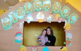 Marcelina z mamą w fotobudce.