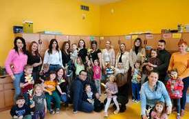 Dzieci i rodzice z grupy Pszcz&oacute;łki.