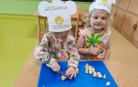 Natalia i Justyna kroją banany.