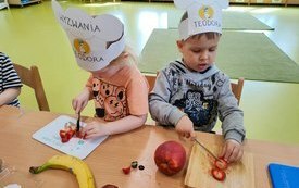 Liliana i Błażej w trakcie krojenia owoc&oacute;w.