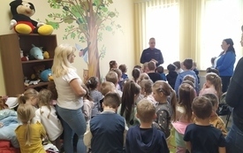 Policjant prezentuje specjalny pok&oacute;j na komendzie.