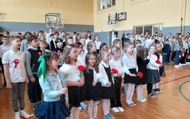 Uczniowie szkoły śpiewają hymn państwowy