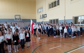 Poczet flagowy szkoły na uroczystości rocznicy uchwalenia Konstytucji 3 maja