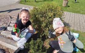 Maria i Zuzanna sadzą rośliny w szkolnym ogrodzie