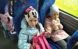 Hania i Łucja w drodze powrotnej do przedszkola.