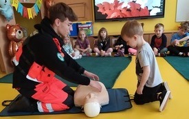 Dzieci uczą się udzielania pierwszej pomocy.