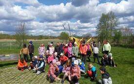 Uczniowie kl. 0-3 zwiedzają Park Owad&oacute;w