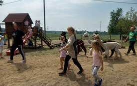 Liliana, Lidia i Pani Renatka na spacerze z alpakami