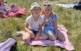 Zuzanna i Maria na pikniku.
