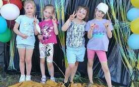 Sesja zdjęciowa na ściance.