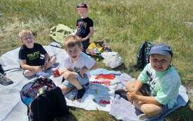 Oliwier, Filip, Marcel i Tymoteusz na pikniku.