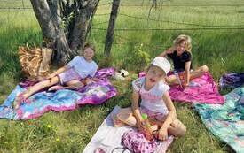 Lena, Liliana i Antonina na pikniku.