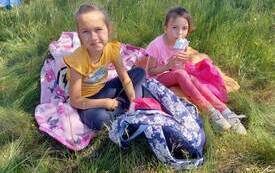 Lena i Nikola na pikniku.