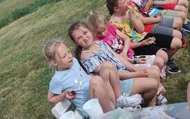 Jeżyki podczas słodkiej gościnki.