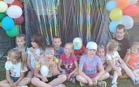 Dzieci podczas sesji zdjęciowej.