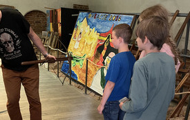 Uczniowie klasy IV strzelają z kuszy