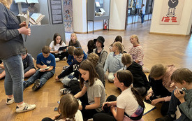 Uczniowie klasy IV rozwiązują zadania podczas lekcji na zamku w Olsztynie