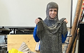 Michał mierzy str&oacute;j rycerski