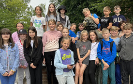 Klasa IV przy pomniku Mikołaja Kopernika w Olsztynie