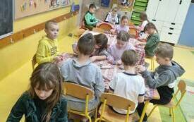 Uczniowie kl.1-3 tworzą gliniane miseczki.