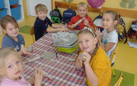 Lena, Maria, Elżbieta, Aniela, Filip, Krzysztof podczas pracy.