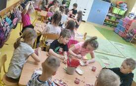 Jeżyki szkliwią gliniane miseczki.