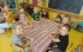 Antoni, Zuzanna, Tymoteusz, Zofia, Lidia podczas pracy.