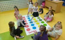 Dziewczynki z zer&oacute;wki grają w Twistera.