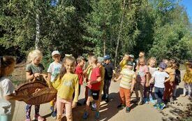 Spacer do lasu w poszukiwaniu oznak jesieni - grupa Jeżyki.