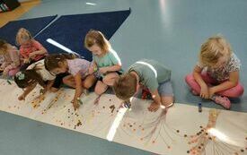 Przedszkolaki z grupy ,,Smerfy'' w trakcie tworzenia jesiennej pracy plastycznej.