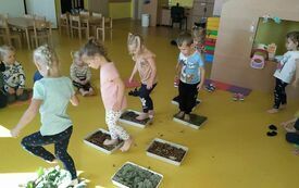 Motylki na jesiennej ścieżce sensorycznej.