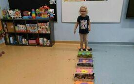 Justynka na ścieżce sensorycznej.