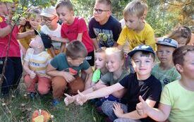 Dzieci z kl. 0 znalazły muchomora.