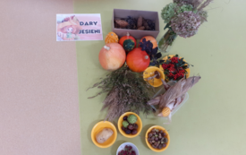 Dary jesieni przyniesione przez dzieci.