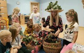 ,,Pani Jesień'' eksponuje przedszkolakom r&oacute;żne przetwory.