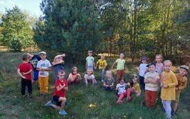 Zdjęcie grupowe na leśnej polanie - kl.0