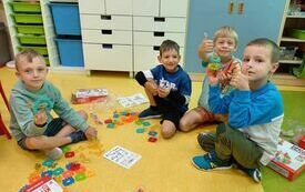 Chłopcy z kl. 0 bawią się upominkami