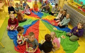 Degustacja szaszłyk&oacute;w owocowych.